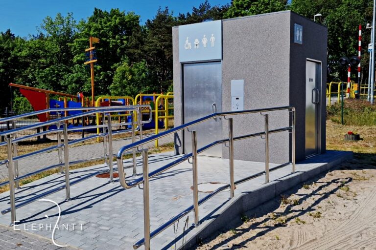 Automatyczna jednostanowiskowa prostokątna toaleta miejska City S1 w Chałupach.